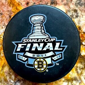2011 STANLEY CUP NHL FINALS PUCK BOSTON BRUINS Genuine Authentic Seal Rare HTF